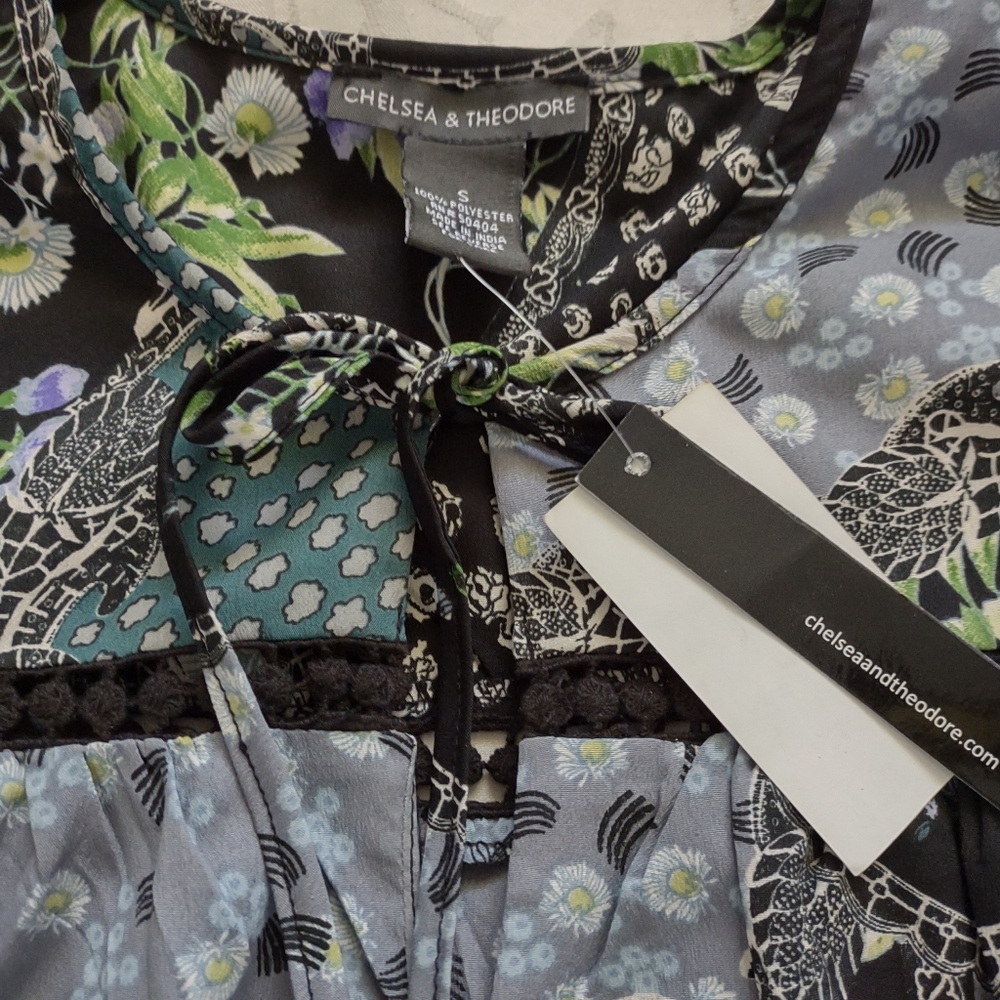 New🎀Chelsea & Theodore crochet detail tiered floral neck ties long sleeve - Picture 3 of 9